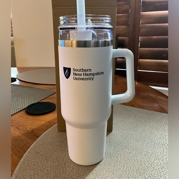 40 ounce tumbler mug with handle and straw. - Picture 1 of 6